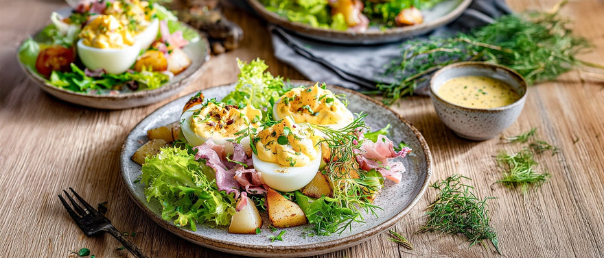 Gefüllte Eier auf Kräutersalat