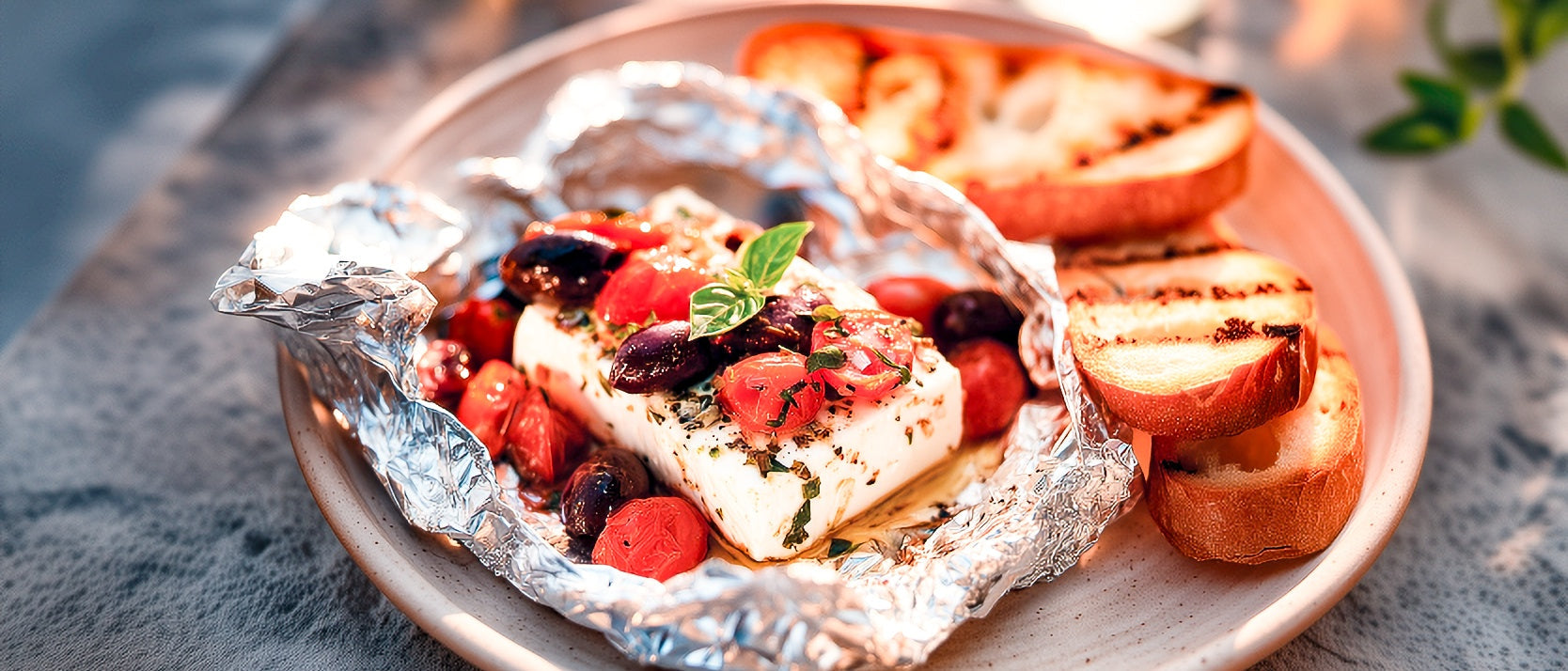 Schafskäse mit Oliven und Tomaten in der Folie gegrillt