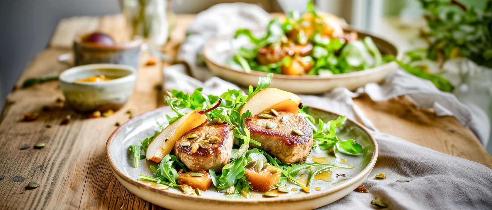 Schweinemedaillon und gebratene Birne auf Rucolasalat