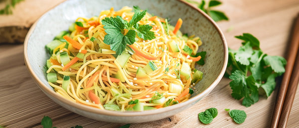 Curry-Nudelsalat mit Koriander und Minze