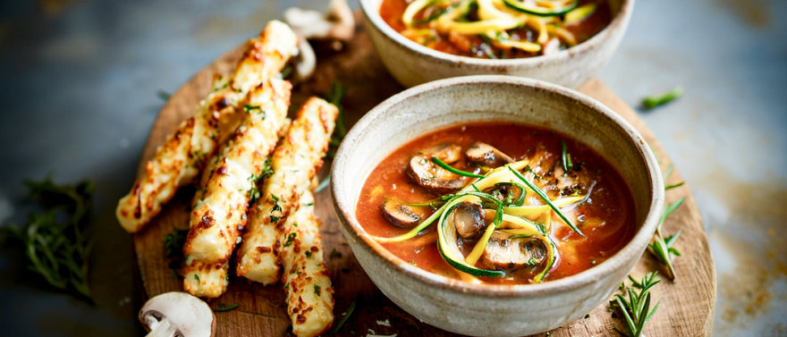 Tomaten-Gemüsesuppe mit Mozzarellasticks
