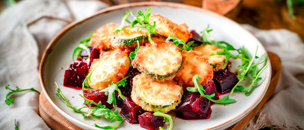 Gebackene Zucchini auf Rote Beete mit Rucola