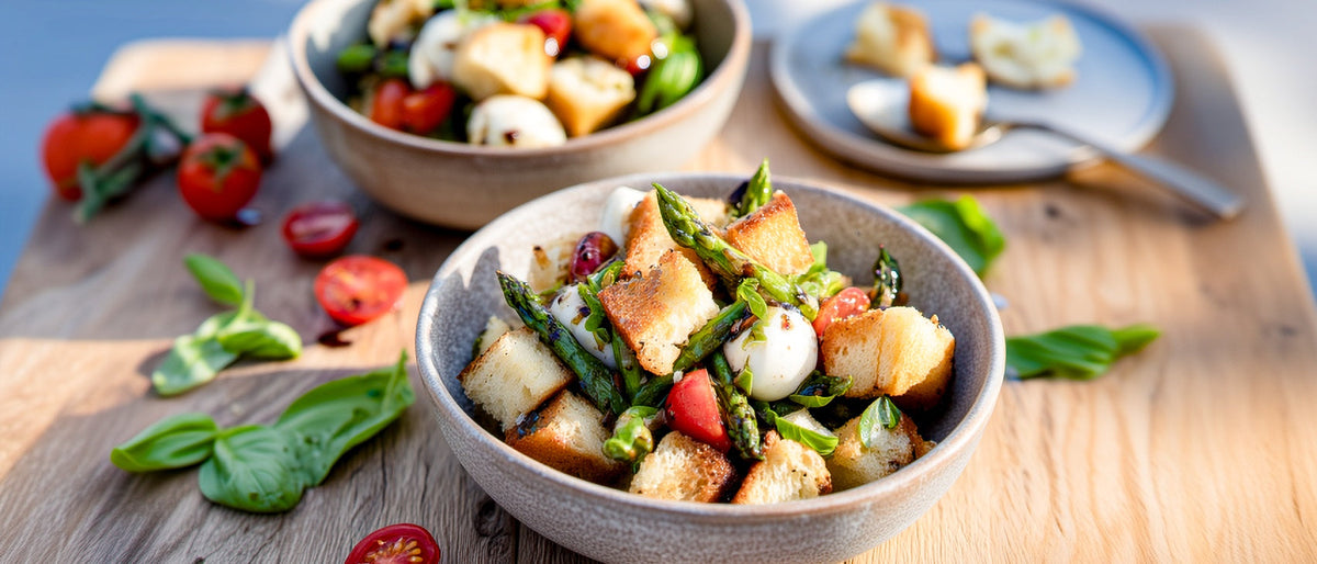 Italienischer Brotsalat mit Spargel und Mozzarella