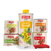GEFRO Gewürze und Omega-3-Speiseöl als Produktset mit Küchenmesser, freigestellt vor schwarzem Hintergrund
