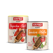 Zwei GEFRO Klassik Gewürzdosen mit Paprika-Chili und Gewürz-Pfeffer, freigestellt vor schwarzem Hintergrund