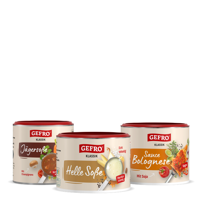 Drei GEFRO Klassik Dosen mit Jägersoße, Helle Soße und Sauce Bolognese, freigestellt vor schwarzem Hintergrund