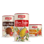 Drei GEFRO Klassik Dosen mit klarer Suppe, Soße zu Braten und veganer Sauce Bolognese vor weißem Hintergrund