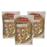 Drei Packungen GEFRO Steinpilz-Risotto, vegan, 280 g, mit Abbildung von Risotto auf einem Löffel und Gemüse￼