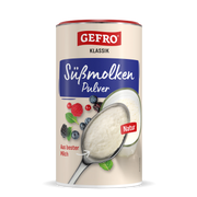 Dose GEFRO Klassik Süßmolkenpulver Natur mit Löffel voll Pulver, Glas Milch und Beeren auf hellem Etikett