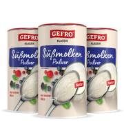 Drei Dosen GEFRO Süßmolkenpulver Klassik Natur, vorne mit Löffel voller Pulver und Beeren auf der Verpackung
