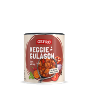Dose GEFRO Veggie Gulasch mit Abbildung eines veganen Gulaschs und Gemüse auf hellem Hintergrund