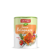 Dose GEFRO Bio Sauce Bolognese, vegane Soße mit Soja, abgebildet mit Nudeln, Tomate, Kräutern und Chili