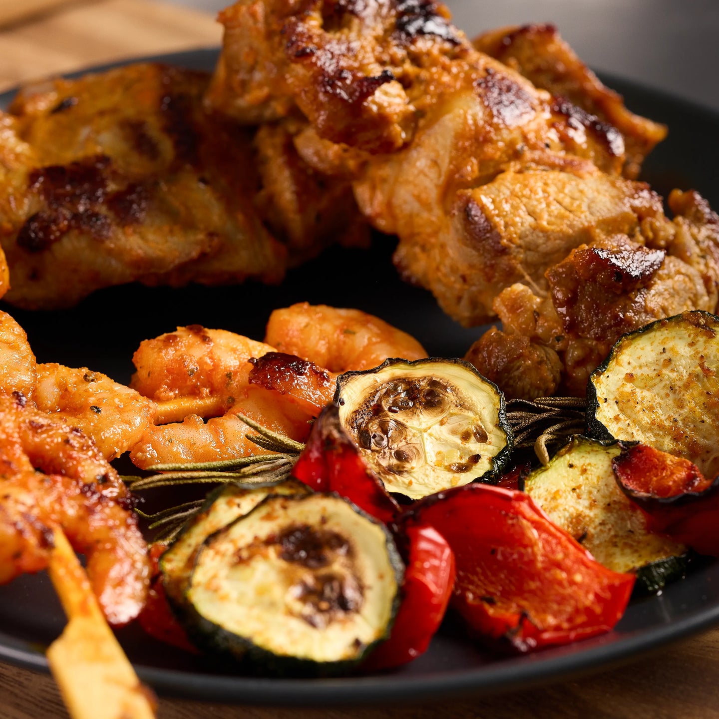 Gegrilltes Hähnchen mit Gnocchi, Zucchini und Paprika auf einem Teller, warm serviert als herzhafte Mahlzeit