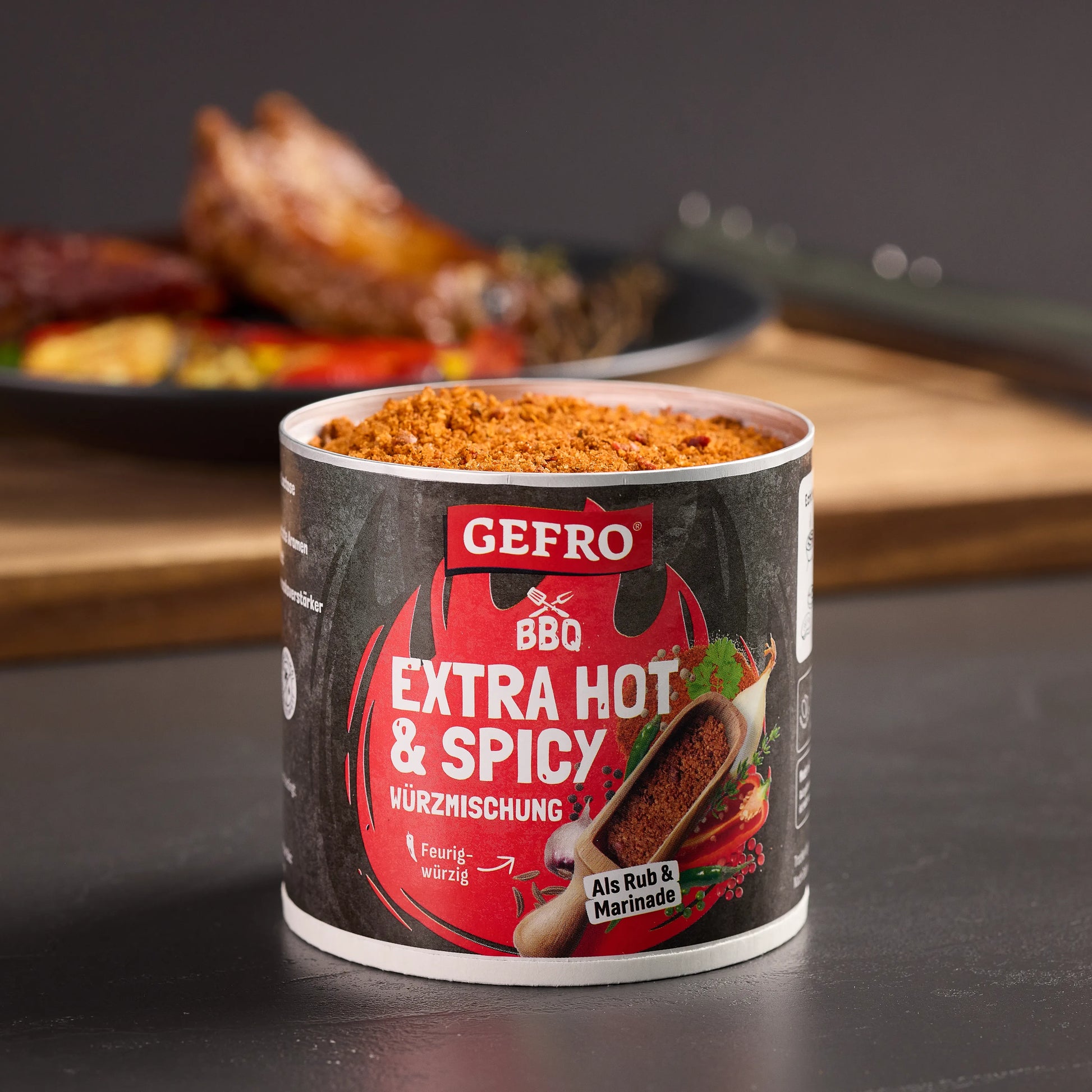 Dose mit GEFRO BBQ Extra Hot & Spicy Würzmischung, geöffnet auf Tisch, für Grillgut als Rub und Marinade geeignet