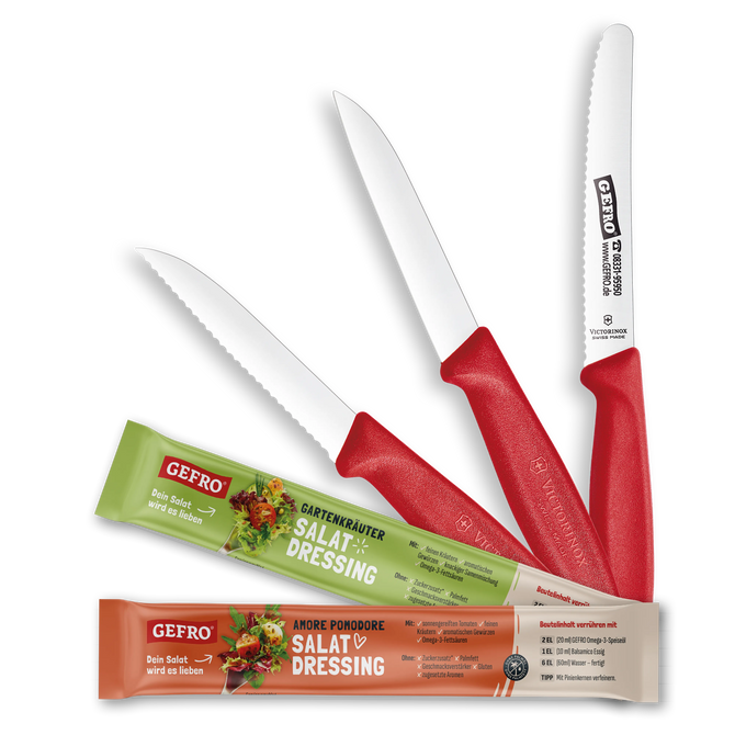 Drei Küchenmesser mit roten Griffen neben zwei Beuteln Salatdressing von Gefro auf schwarzem Hintergrund