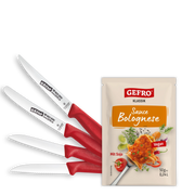 Vier Küchenmesser mit roten Griffen neben einer Packung GEFRO Klassik Sauce Bolognese vegan mit Soja.
