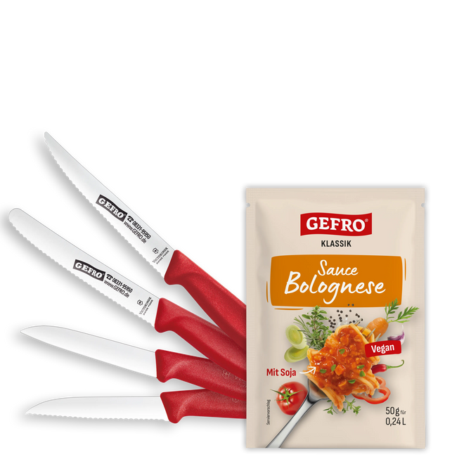 Vier Küchenmesser mit roten Griffen neben einer Packung GEFRO Klassik Sauce Bolognese vegan mit Soja.