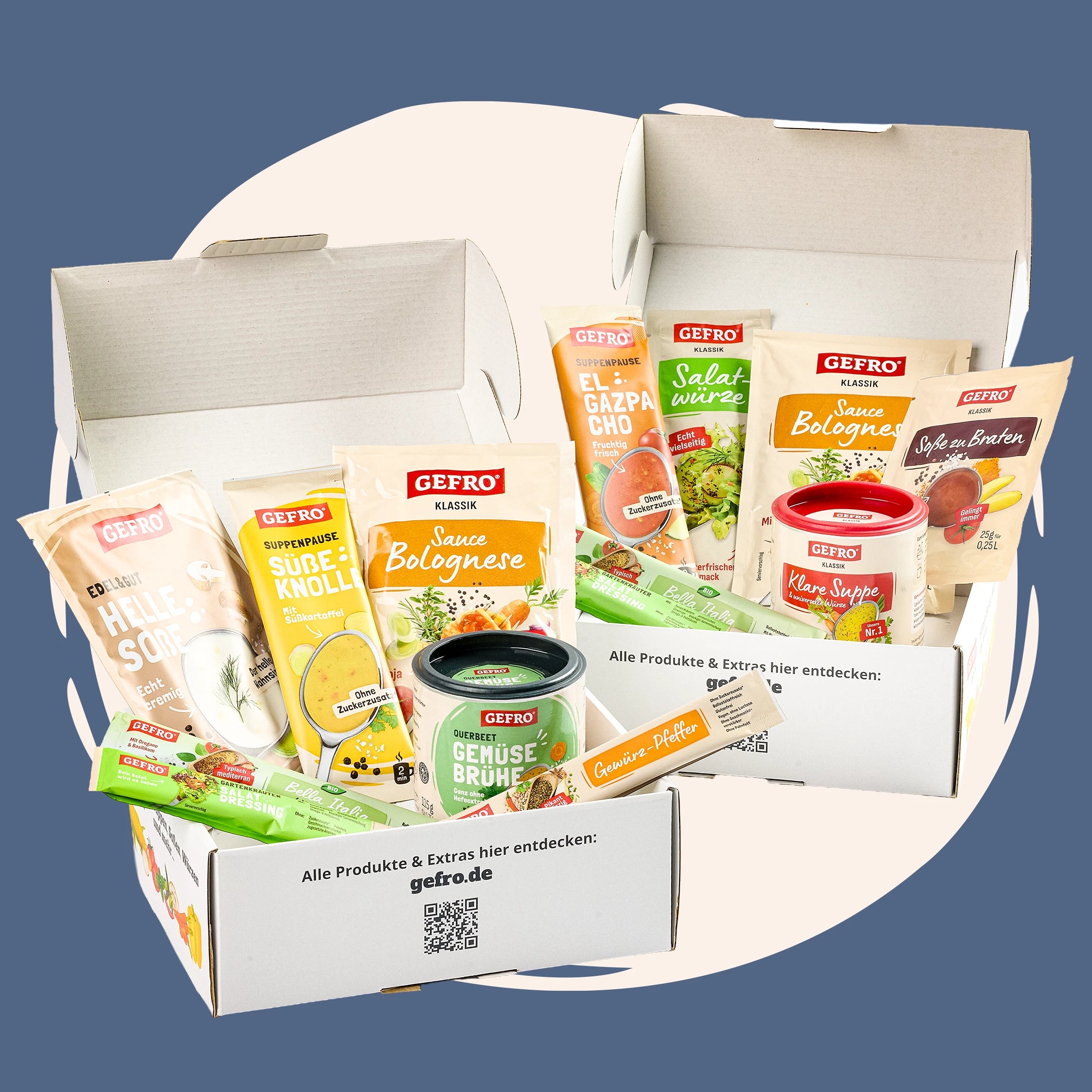 Zwei offene GEFRO-Probierboxen mit Suppen, Brühen, Saucen und Dressing vor blauem Hintergrund.