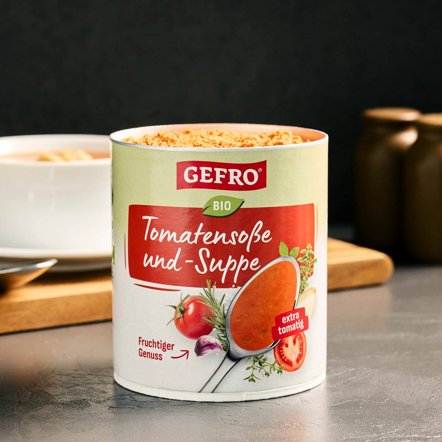 Dose GEFRO Bio Tomatensoße und -Suppe mit geöffnetem Inhalt auf Küchentheke, Produktfoto für den Onlineshop