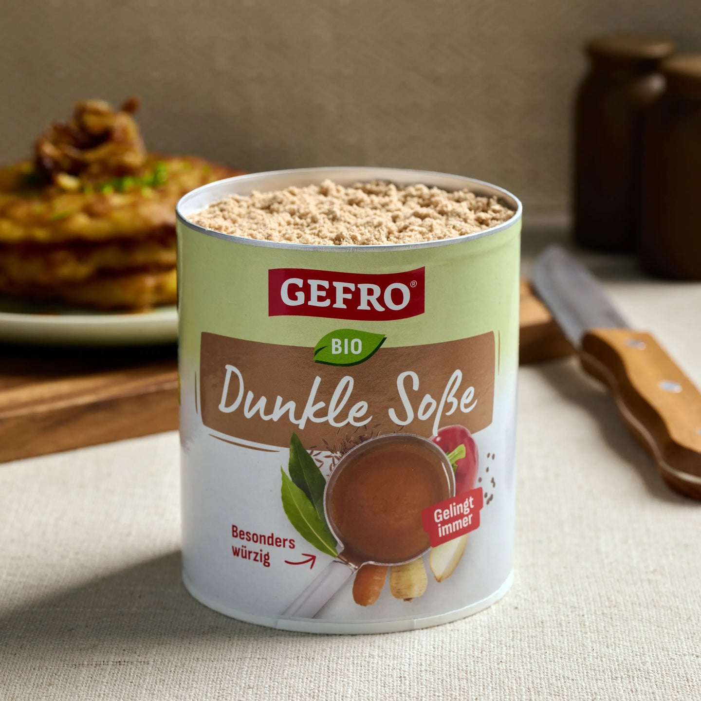 Dose GEFRO Bio Dunkle Soße mit geöffnetem Pulver auf dem Tisch, Produktfoto für würzige dunkle Soße