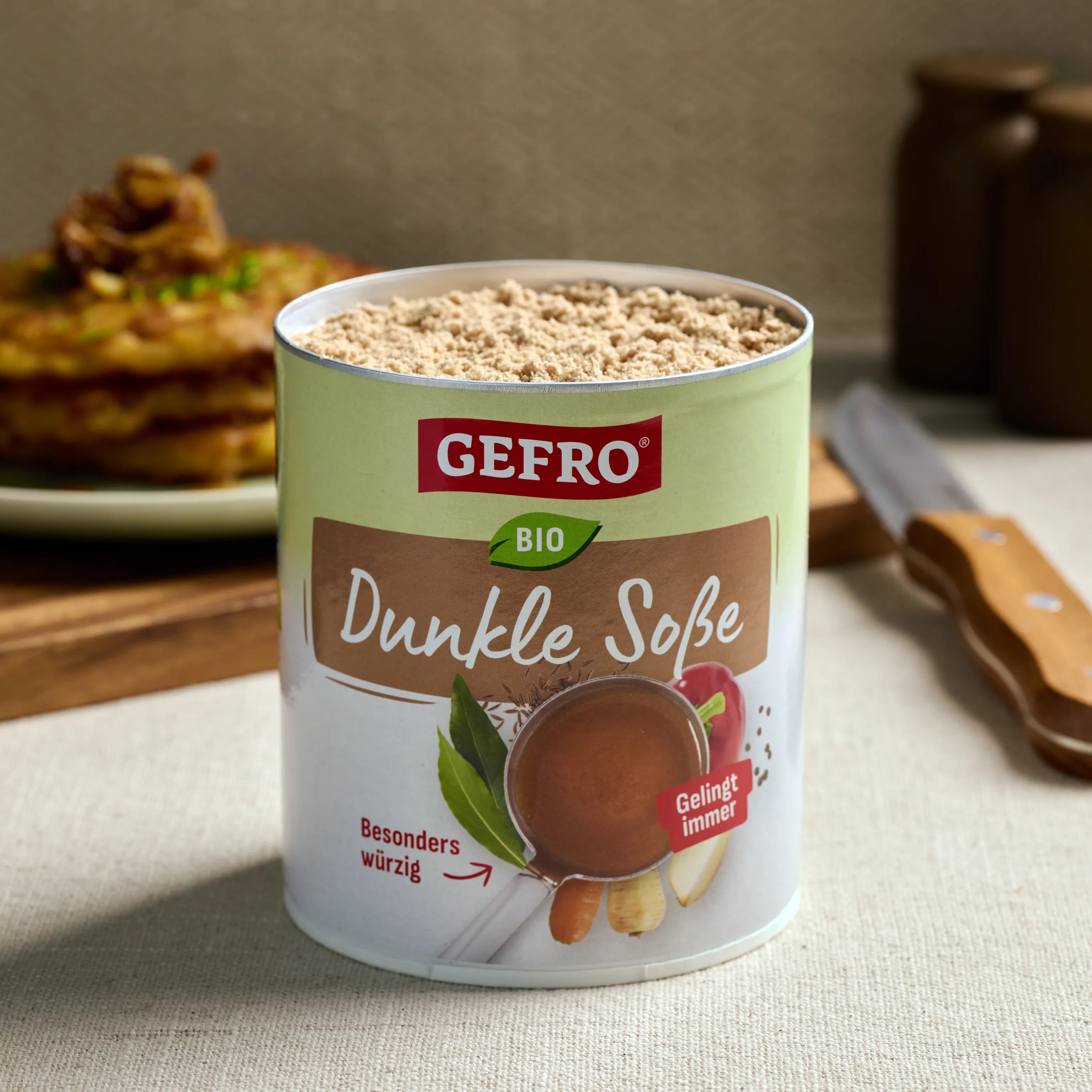 Dose GEFRO Bio Dunkle Soße mit geöffnetem Pulver auf dem Tisch, Produktfoto für würzige dunkle Soße