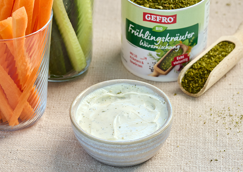 Schale mit cremigem Kräuterdip, Gemüsesticks und BIO Frühlingskräuter Würzmischung von Gefro im Hintergrund