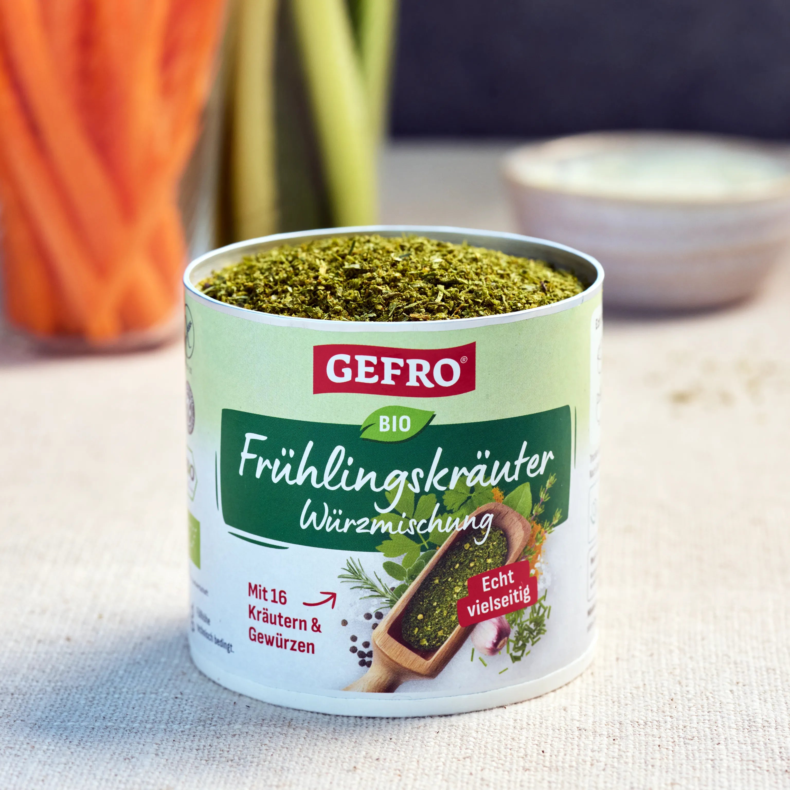 Offene Dose GEFRÖ Bio Frühlingskräuter Würzmischung mit fein gehackten Kräutern auf hellem Tisch in der Küche