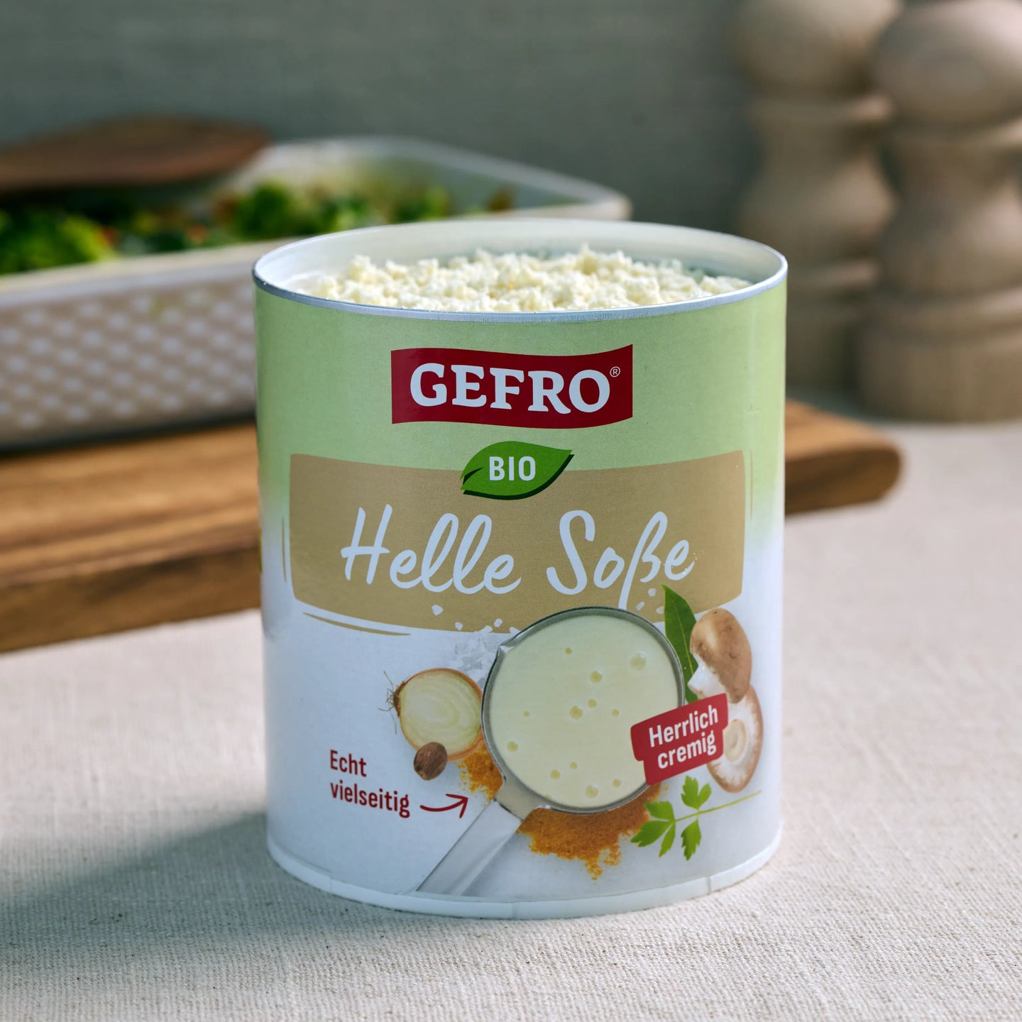 Dose GEFRO Bio Helle Soße auf Tisch, geöffnet und mit cremigem Soßenpulver vor Küchenhintergrund