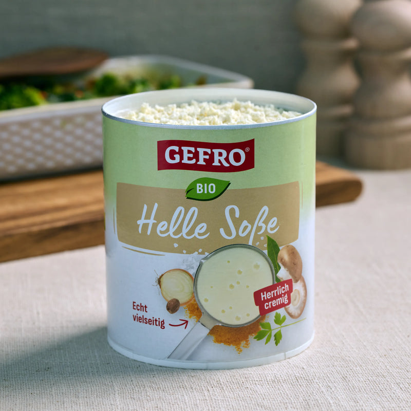 Dose GEFRO Bio Helle Soße auf Tisch, geöffnet und mit cremigem Soßenpulver vor Küchenhintergrund