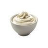 Weiße Schale mit cremigem Joghurt oder Sahnedessert, glatt aufgeschlagen und freigestellt auf schwarzem Hintergrund