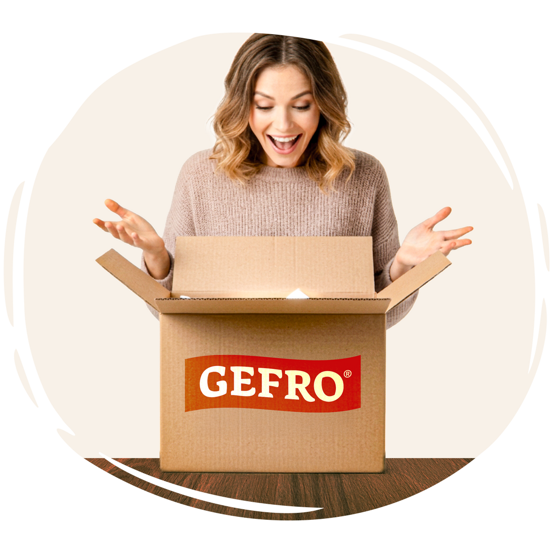 Freudige Frau öffnet ein GEFRO-Paket und blickt überrascht in den Karton auf dem Tisch.