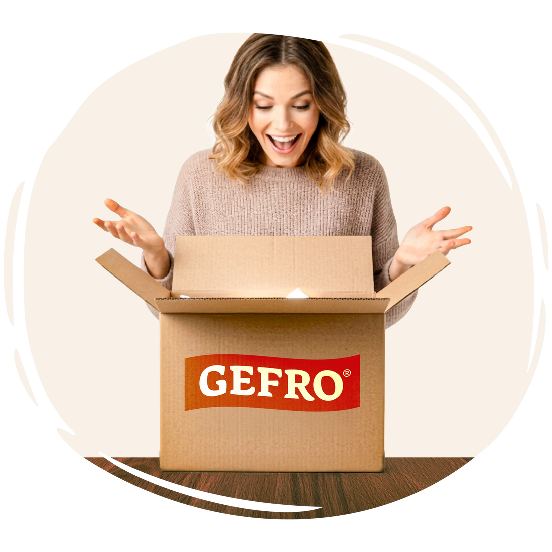 Frau öffnet begeistert ein GEFRO-Paket und blickt überrascht in den Karton auf einem Tisch.