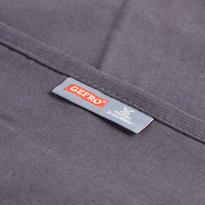 Nahaufnahme von grauem Stoff mit eingenähtem GEFRO-Label, zeigt Material und saubere Verarbeitung des Produkts.
