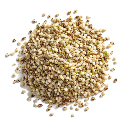 Nahaufnahme von geschälten Hanfsamen als lockerer Haufen, geeignet als Zutat für Müsli, Salate oder Backen