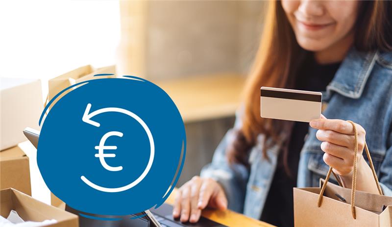 Frau hält Kreditkarte und Einkaufstasche, daneben Symbol für Euro-Rückerstattung beim Online-Einkauf