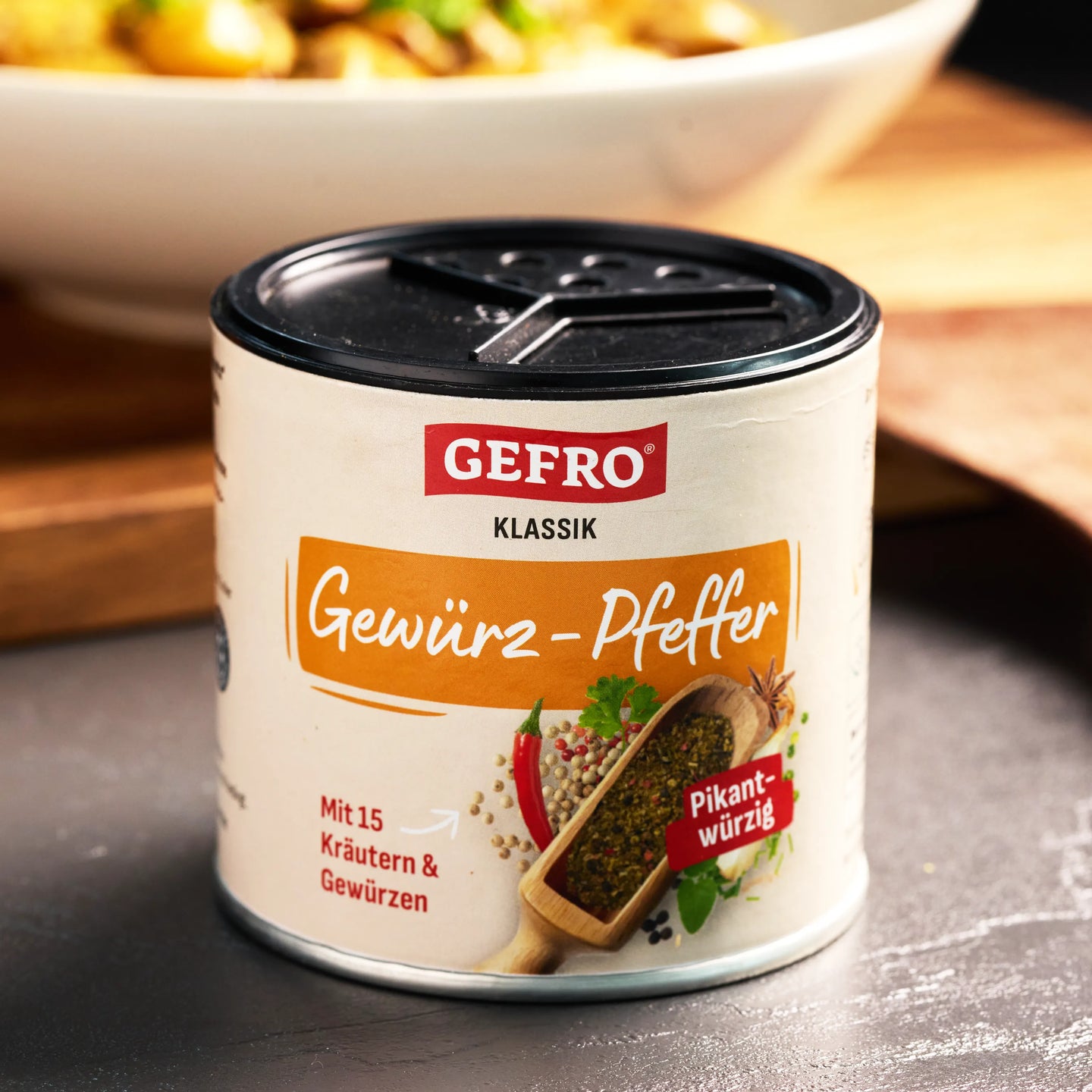 Dose GEFRO Klassik Gewürz-Pfeffer mit schwarzem Deckel auf Tisch, pikant-würzige Mischung mit 15 Kräutern und Gewürzen