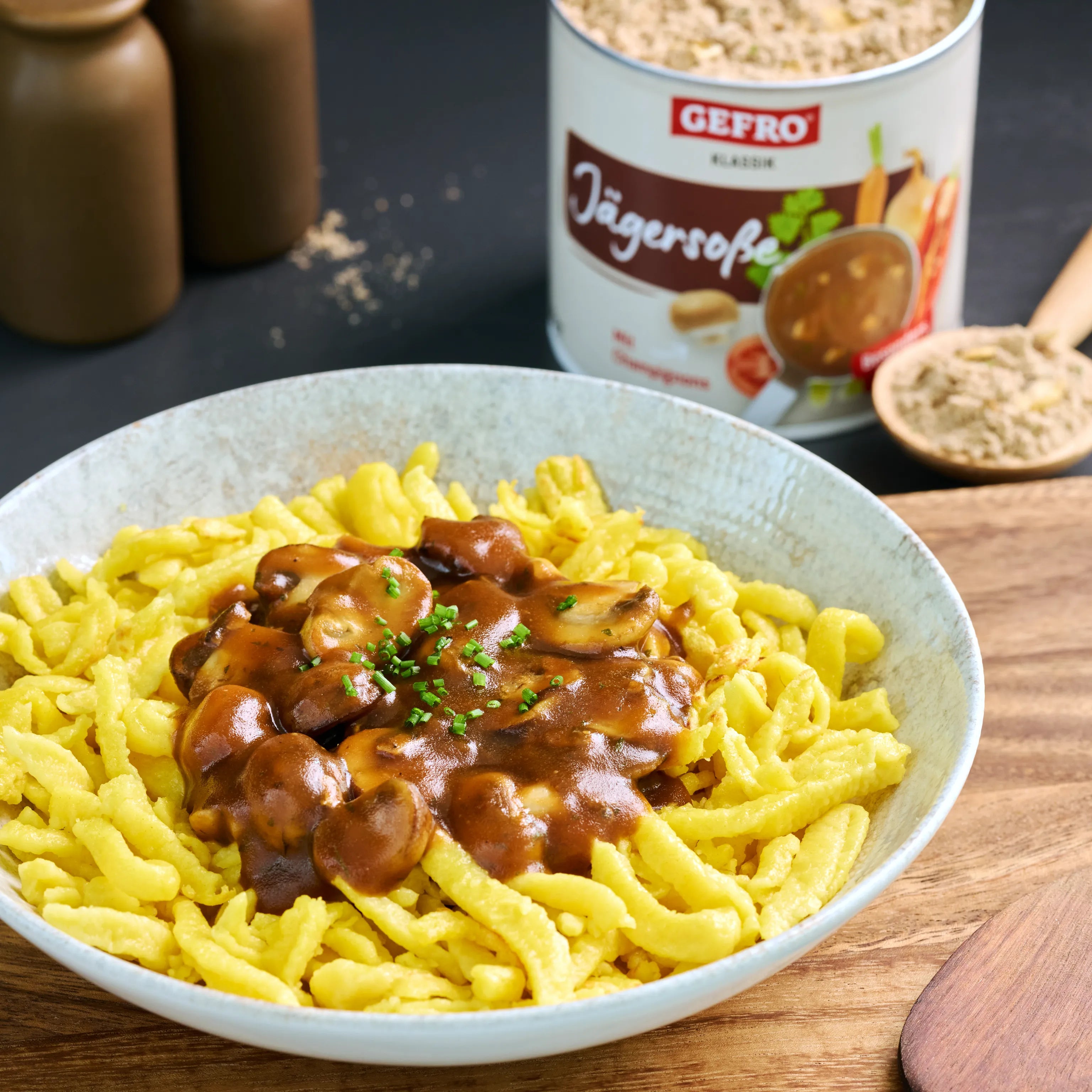 Schüssel mit Spätzle und brauner Jägersoße mit Champignons, daneben Dose GEFRO Jägersoße und etwas Soßenpulver