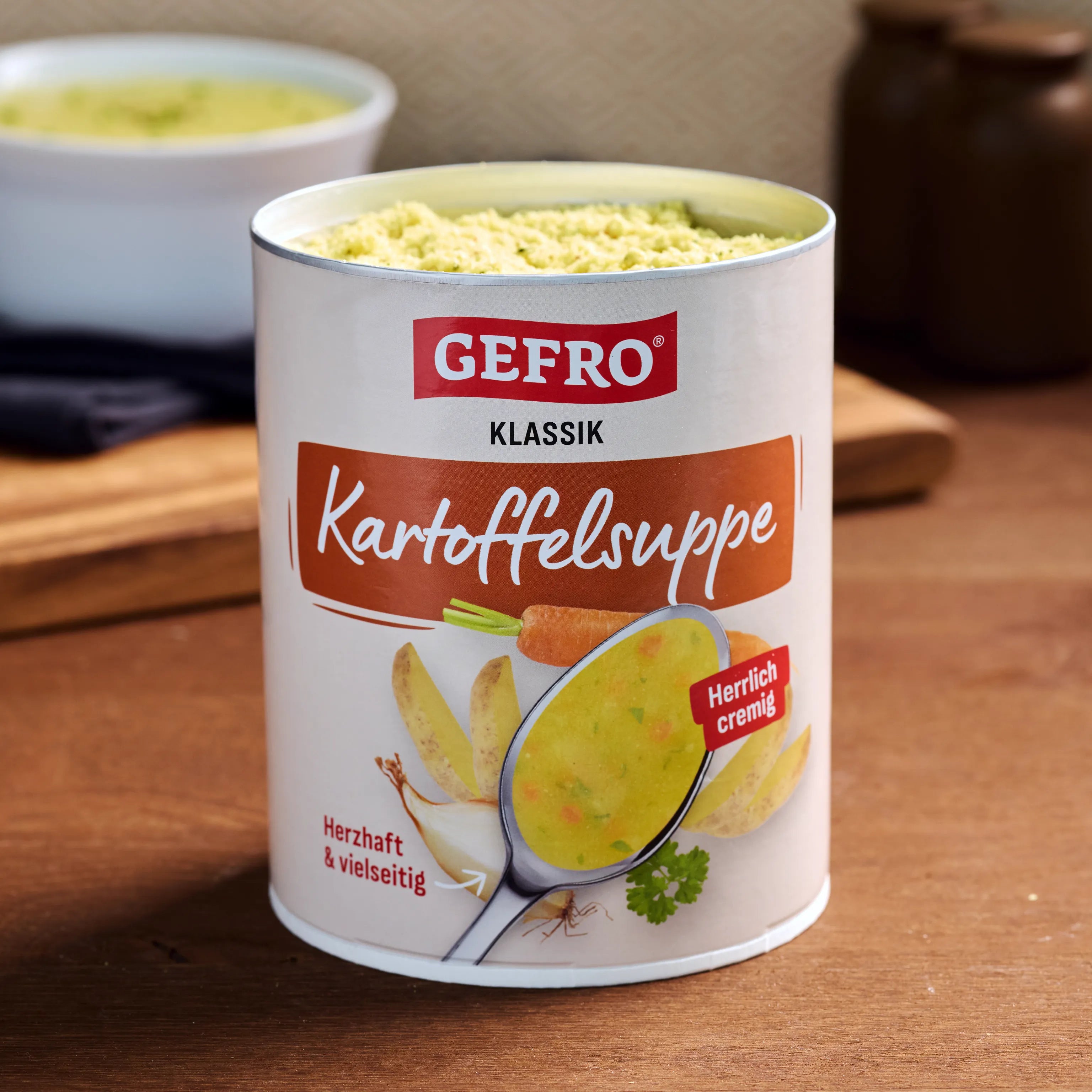 Dose GEFRO Klassik Kartoffelsuppe mit cremigem Suppenpulver auf Holztisch, Produktbild für den Online-Shop