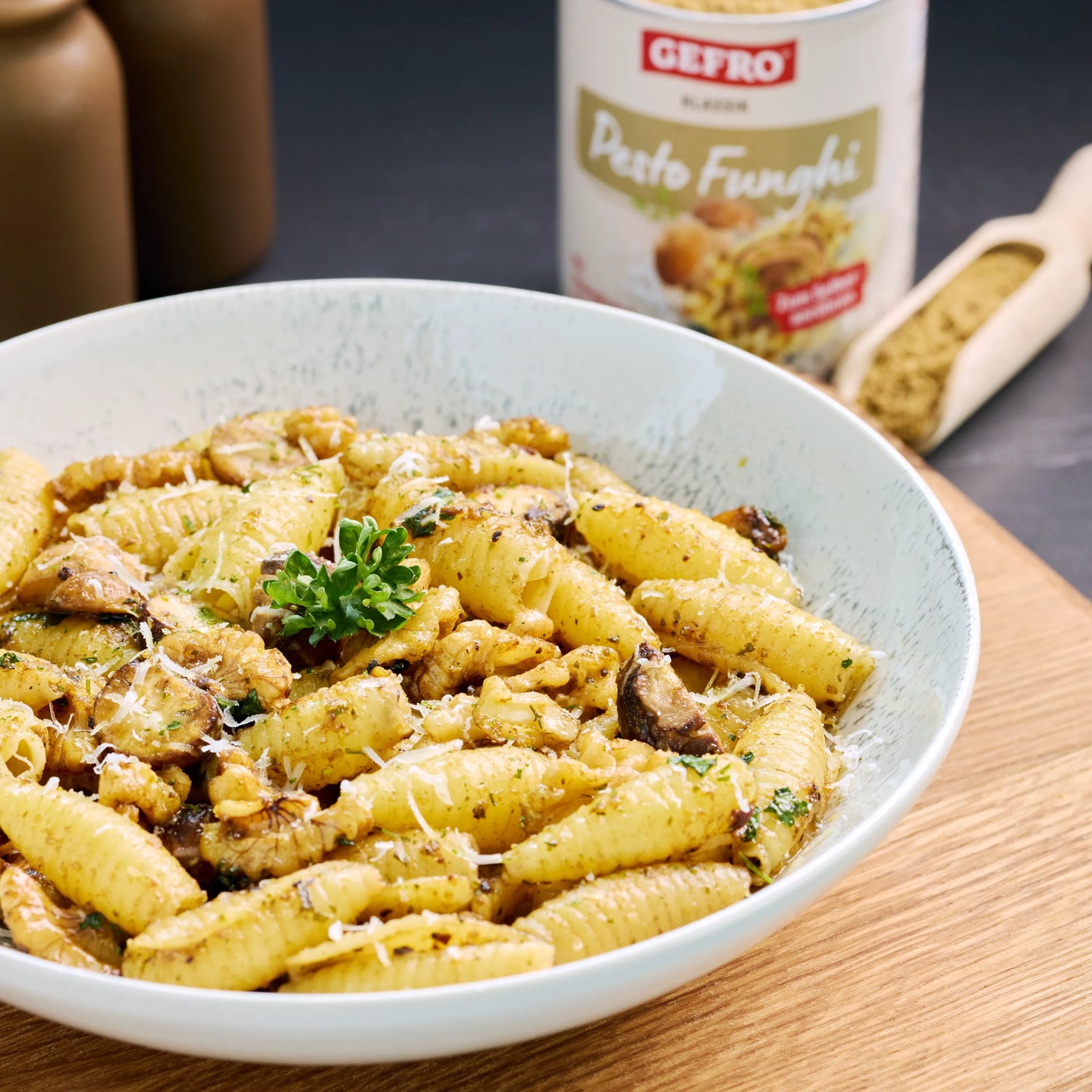 Schale mit Pasta, Pilzen, Walnüssen und geriebenem Käse, angerichtet als Serviervorschlag für Pilz-Pesto.