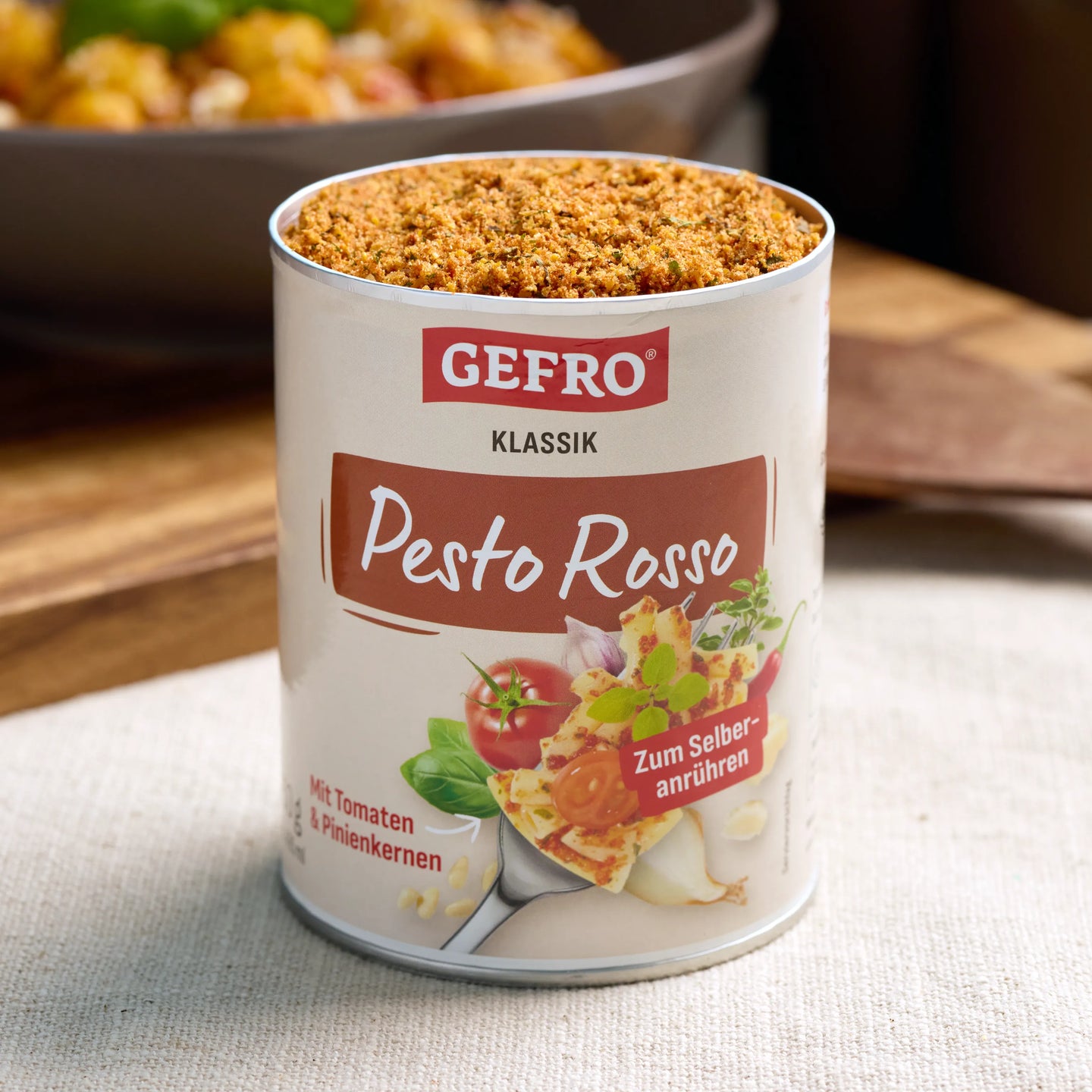 Dose GEFRO Klassik Pesto Rosso zum Selbstanrühren, geöffnet und gefüllt, auf hellem Tuch in Küchenumgebung.