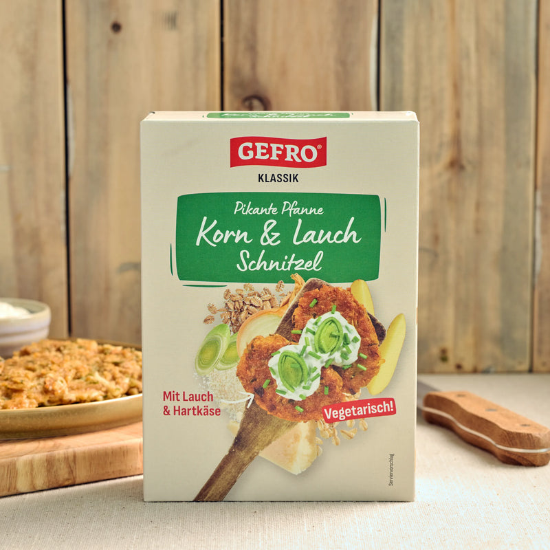 Verpackung von Gefro Klassik Korn & Lauch Schnitzel, vegetarische Pfanne mit Lauch und Hartkäse auf Holztisch