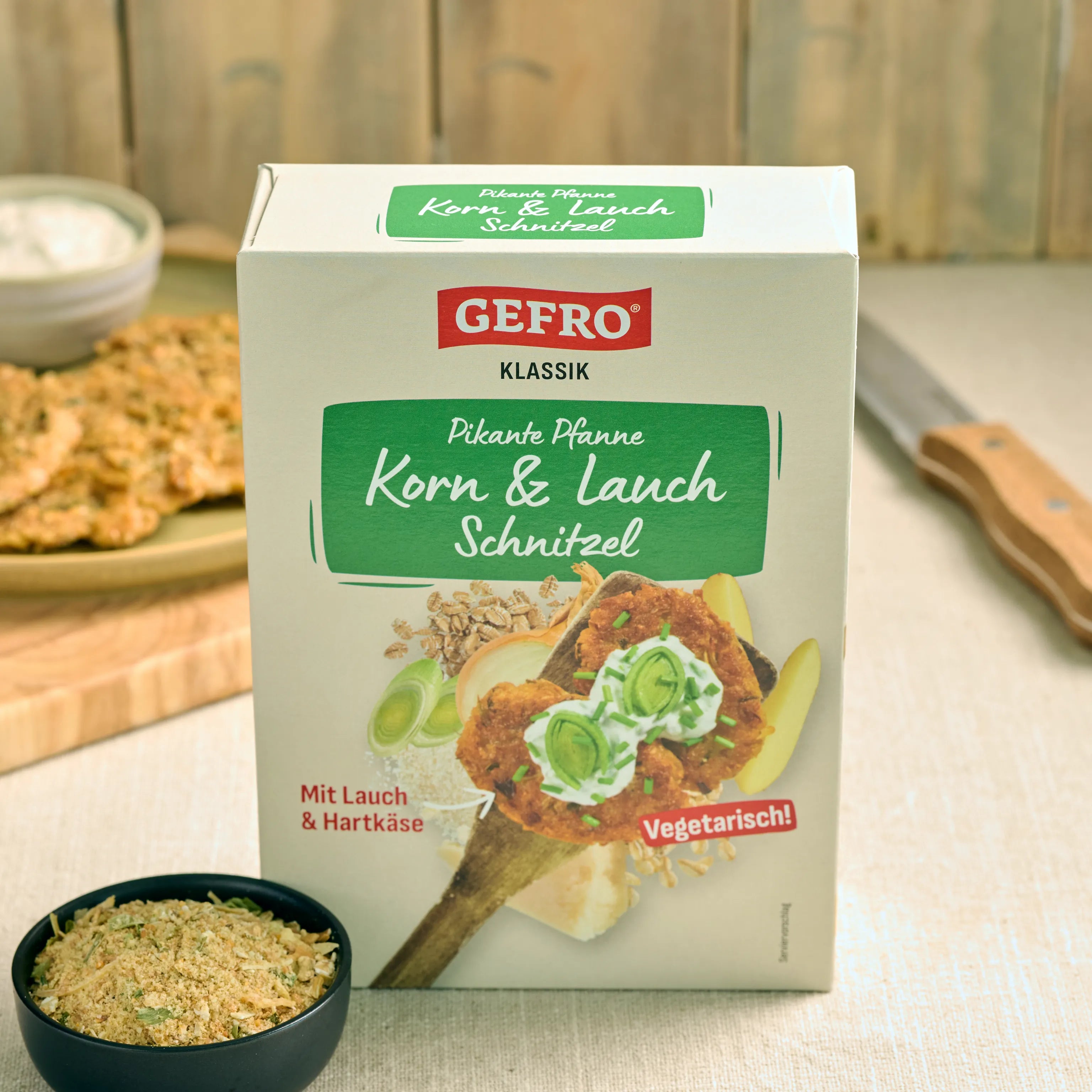 Packung GEFRO Klassik Korn & Lauch Schnitzel, vegetarische Fertigmischung mit Lauch und Hartkäse auf Küchentisch