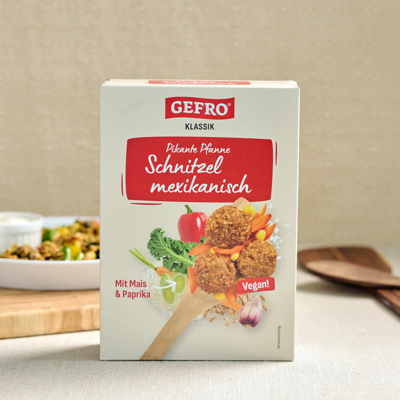 Verpackung von Gefro Klassik Schnitzel mexikanisch, pikante vegane Pfanne mit Mais und Paprika auf Tisch