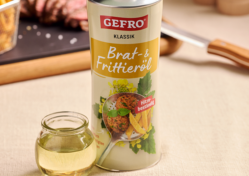 Dose GEFRO Klassik Brat- und Frittieröl neben einem kleinen Glas mit Öl auf einem Küchentisch