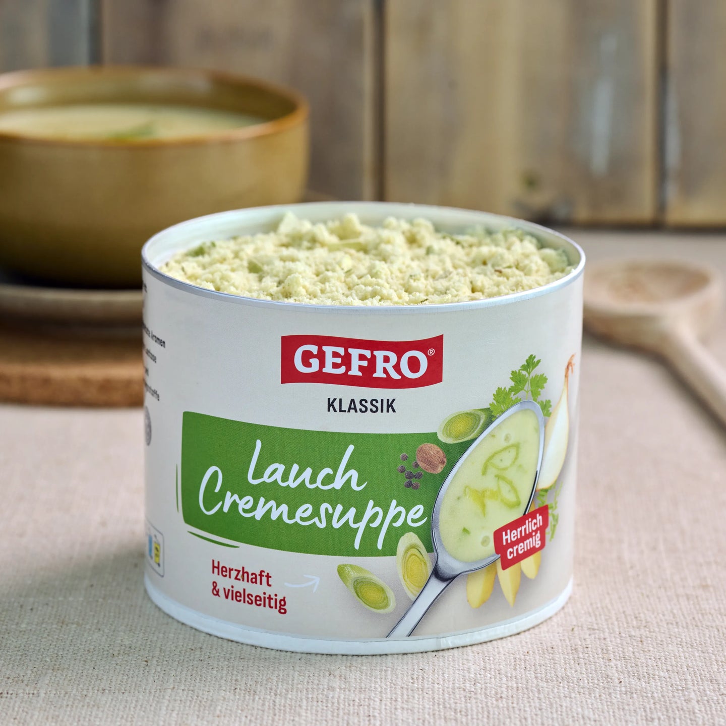 Dose GEFRÖ Klassik Lauch Cremesuppe mit Suppenpulver auf Tisch, Produktfoto für den Online-Shop