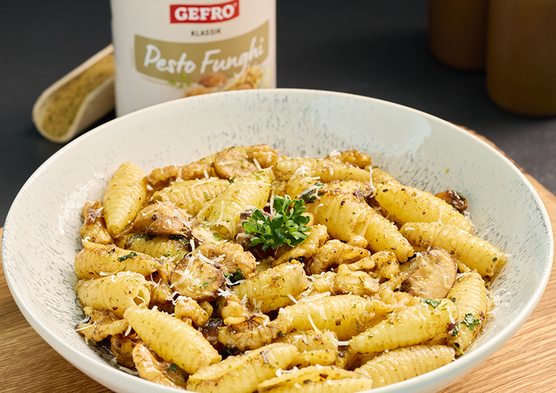 Schale mit Pasta in cremigem Pilz-Pesto, mit Champignons, Walnüssen und geriebenem Käse serviert