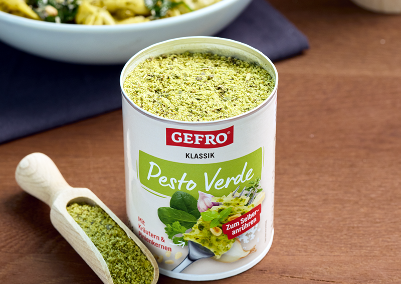 Offene Dose GEFRO Pesto Verde auf Holztisch mit Messschaufel, geeignet zum Anrühren von grünem Pesto