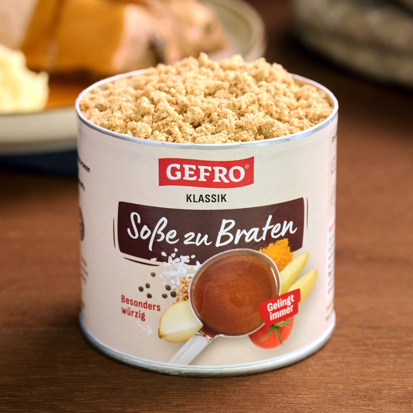 Offene Dose GEFRO Klassik Soße zu Braten mit hellem Soßenpulver auf Holztisch, Produktansicht frontal