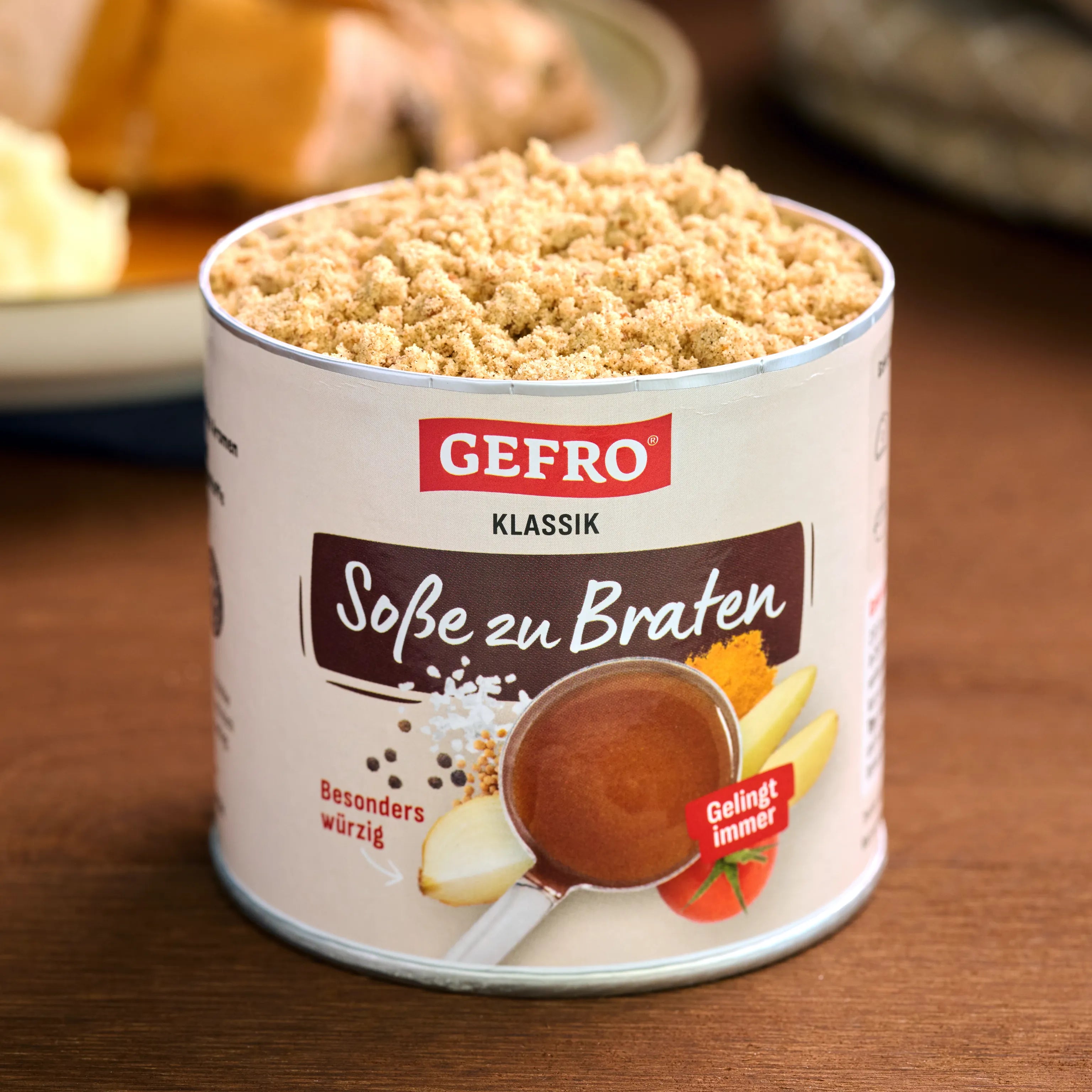 Offene Dose GEFRO Klassik Soße zu Braten mit hellem Soßenpulver auf Holztisch, Produktansicht frontal