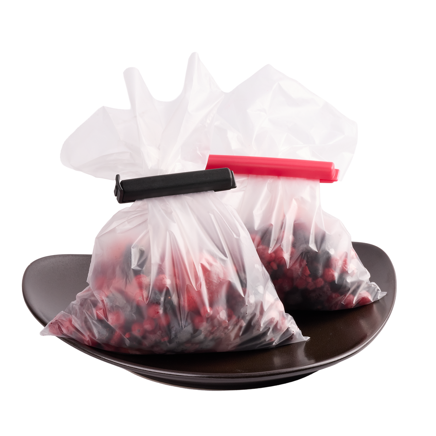 Zwei transparente Gefrierbeutel mit Beeren auf einem Teller, verschlossen mit farbigen Beutelclips zur Aufbewahrung